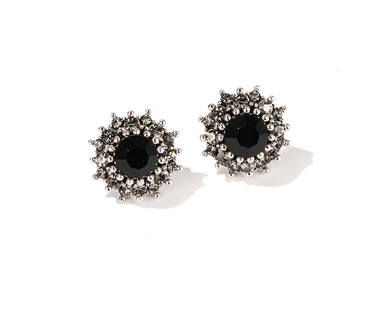Chic Baroque Black Stud Earrings for Women with a Retro Touch